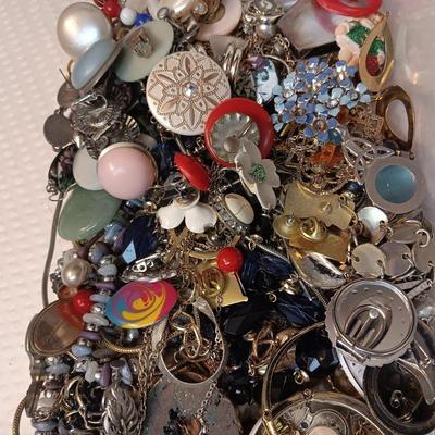 BROKEN AND MISC JEWELRY