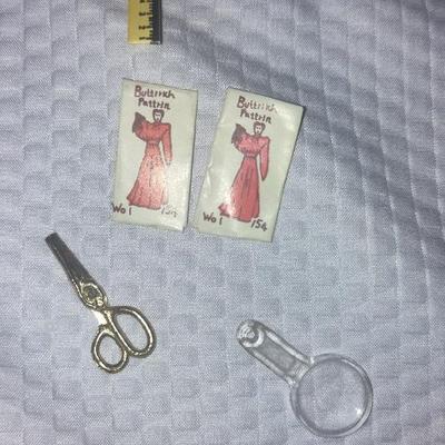 DOLLHOUSE SEWING MACHINE AND ACCESSORIES