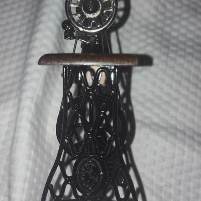 DOLLHOUSE SEWING MACHINE AND ACCESSORIES