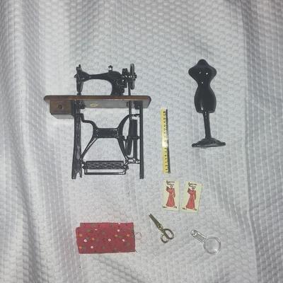 DOLLHOUSE SEWING MACHINE AND ACCESSORIES