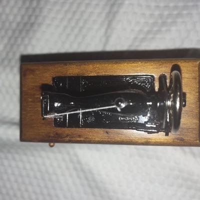 DOLLHOUSE SEWING MACHINE AND ACCESSORIES