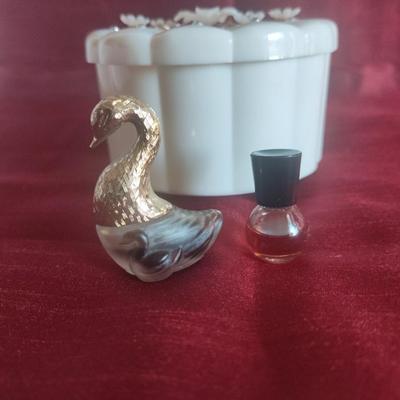 MENDA CO PASADENA CA. POWDER BOX VTG PERFUME BOTTLES