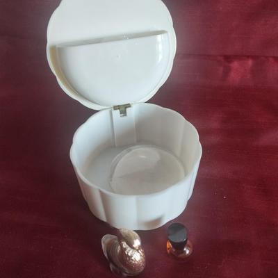 MENDA CO PASADENA CA. POWDER BOX VTG PERFUME BOTTLES