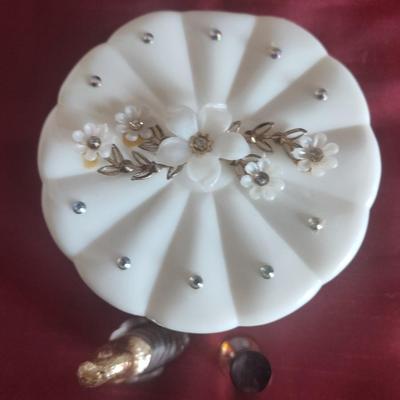 MENDA CO PASADENA CA. POWDER BOX VTG PERFUME BOTTLES