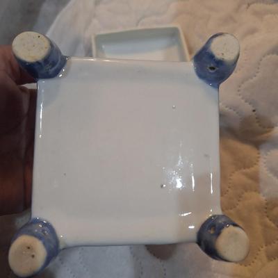 Chinese blue and white porcelain lidded box with feet