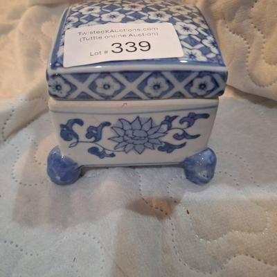 Chinese blue and white porcelain lidded box with feet