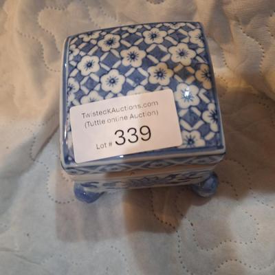 Chinese blue and white porcelain lidded box with feet