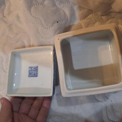 Chinese blue and white porcelain lidded box with feet