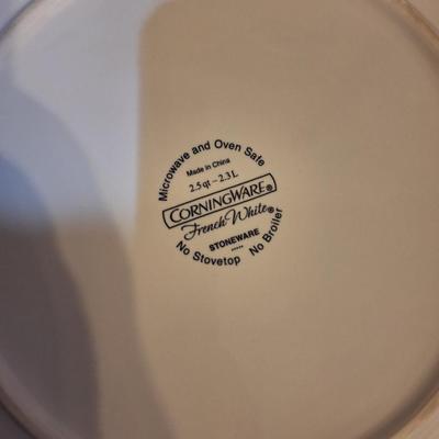 corning ware French white 1.5 quart round casserole with fluted glass lid