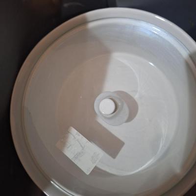 corning ware French white 1.5 quart round casserole with fluted glass lid