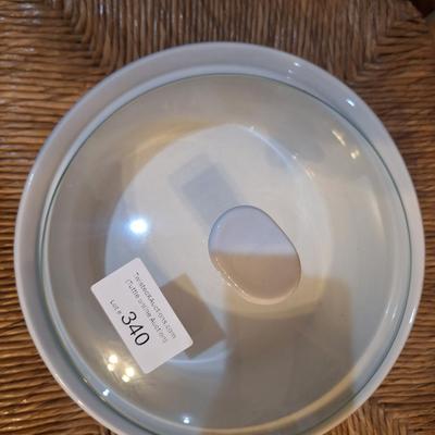 corning ware French white 1.5 quart round casserole with fluted glass lid