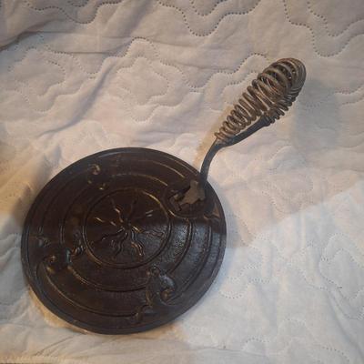 cast iron trivet and handle to remove it from stove