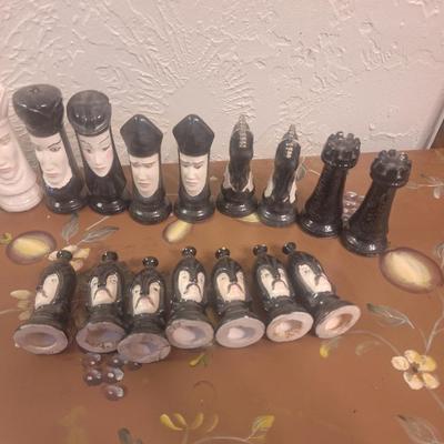 Duncan Ceramic chess set- see notes for damage info