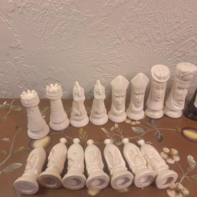 Duncan Ceramic chess set- see notes for damage info