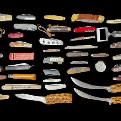 Sale Photo Thumbnail #384: Includes Wild Boar, Barlow, Kamp King, Case, and more. Total of 43 pieces. Age related wear, including some rust on the blades. Measurement of longest: 9”L. [KD]