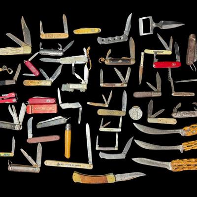 Sale Photo Thumbnail #381: Includes Wild Boar, Barlow, Kamp King, Case, and more. Total of 43 pieces. Age related wear, including some rust on the blades. Measurement of longest: 9”L. [KD]