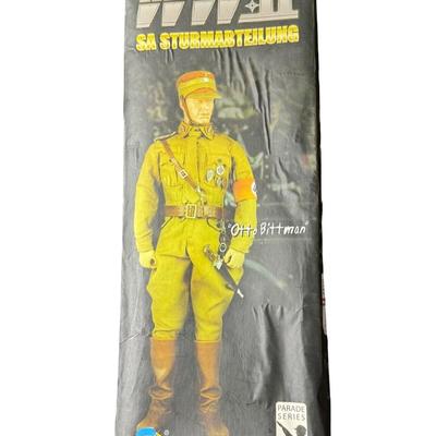 Sale Photo Thumbnail #440: Made by DiD Corporation. This action figure is 1/6 scale. It may or may not be complete. Includes the original box, which has storage and/or use related wear. It has been in a smoky environment. [JS]