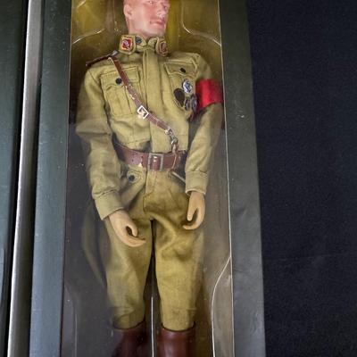 Sale Photo Thumbnail #438: Made by DiD Corporation. This action figure is 1/6 scale. It may or may not be complete. Includes the original box, which has storage and/or use related wear. It has been in a smoky environment. [JS]