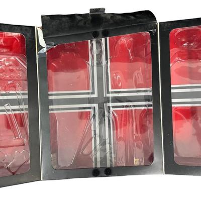 Sale Photo Thumbnail #444: By 3R. This is a 1/6 scale set. It may or may not be complete. It includes the original box, which has storage and/or use related wear. It has been in a smoky environment. [JS]