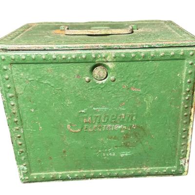 Sale Photo Thumbnail #533: In the original metal box. Not tested. [LI]