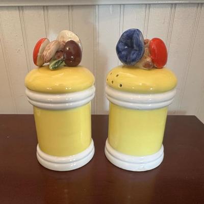 Seymour Mann Mushroom Canister Set with Salt & Pepper (6 Pieces)