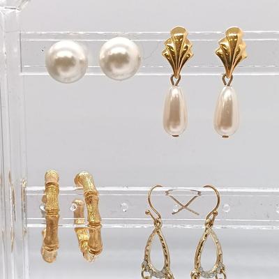 LOT 153: Avon Queen Bee Pendant Necklace, Abalone Circle Pendant Necklace & More