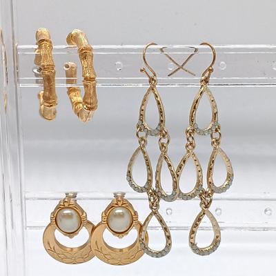 LOT 153: Avon Queen Bee Pendant Necklace, Abalone Circle Pendant Necklace & More