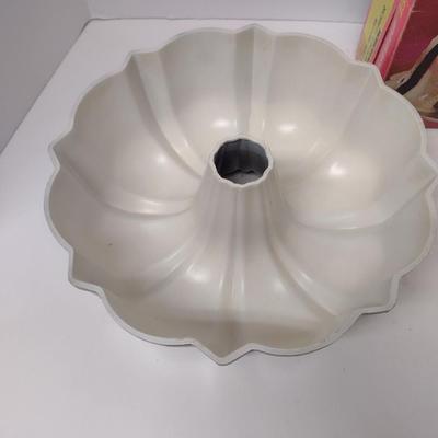 Vintage Nordic Ware Bundt Pan with Box- 12 Cup Capacity