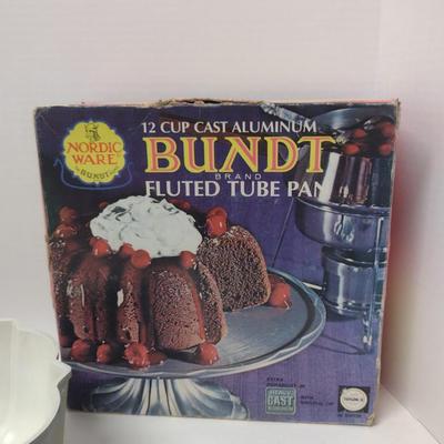 Vintage Nordic Ware Bundt Pan with Box- 12 Cup Capacity