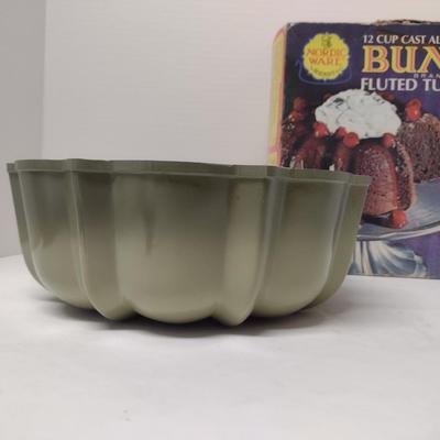 Vintage Nordic Ware Bundt Pan with Box- 12 Cup Capacity