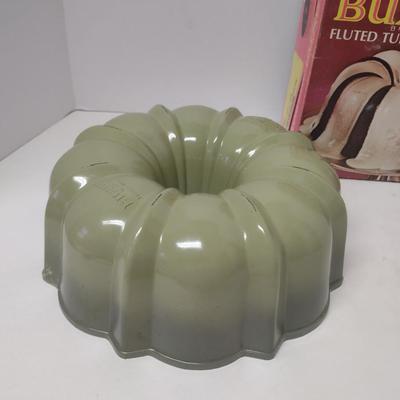 Vintage Nordic Ware Bundt Pan with Box- 12 Cup Capacity