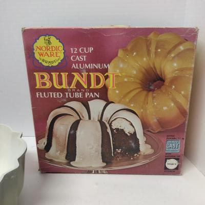 Vintage Nordic Ware Bundt Pan with Box- 12 Cup Capacity