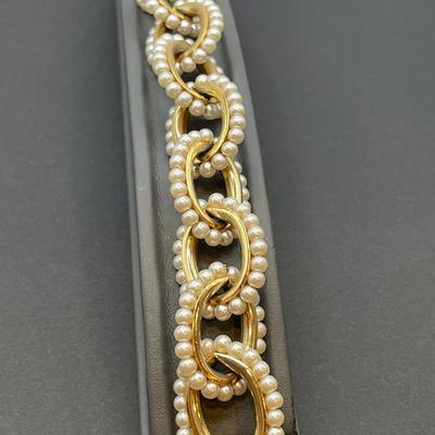 Faux pearl Napier bracelet
