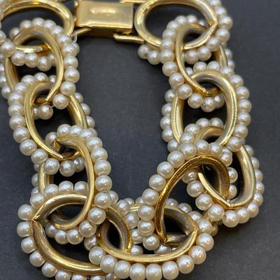 Faux pearl Napier bracelet