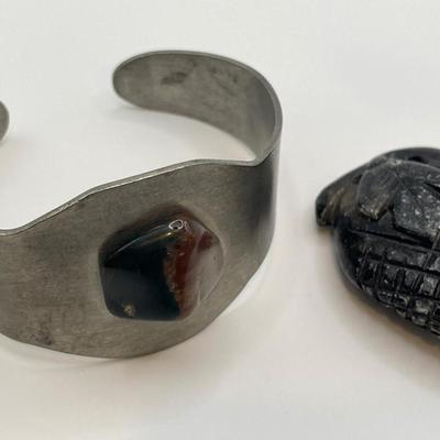 Soapstone carved pendant and agate bracelet