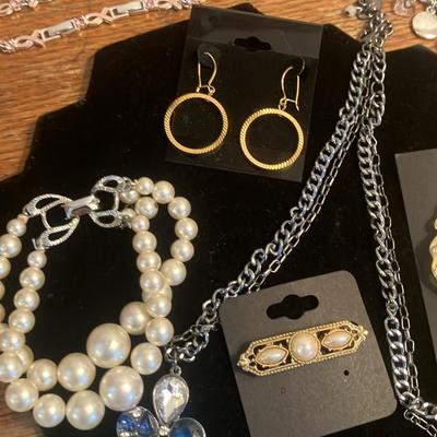30+ pieces of wearable vintage/modern costume jewelry – no damage, all ready to wear or gift!