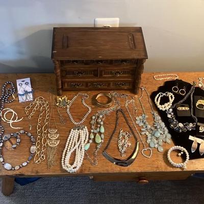 30+ pieces of wearable vintage/modern costume jewelry – no damage, all ready to wear or gift!