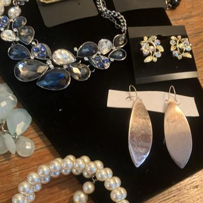 30+ pieces of wearable vintage/modern costume jewelry – no damage, all ready to wear or gift!