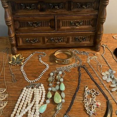 30+ pieces of wearable vintage/modern costume jewelry – no damage, all ready to wear or gift!