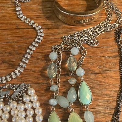 30+ pieces of wearable vintage/modern costume jewelry – no damage, all ready to wear or gift!