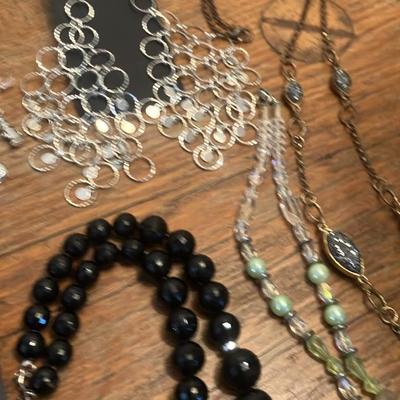 30+ pieces of wearable vintage/modern costume jewelry – no damage, all ready to wear or gift!