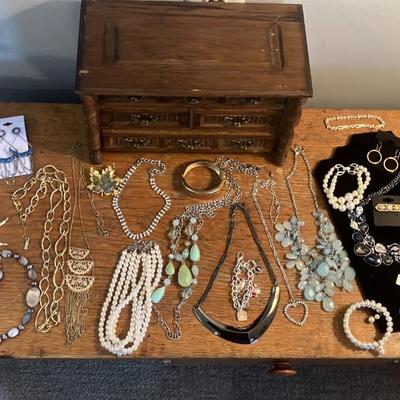 30+ pieces of wearable vintage/modern costume jewelry – no damage, all ready to wear or gift!