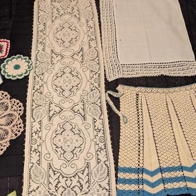 Vintage Crocheted apron, Doilies