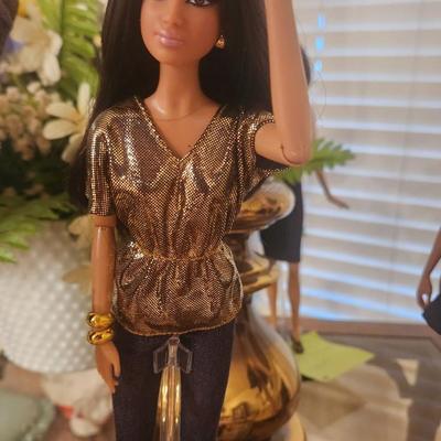 2011 Barbie Basics Long Black Hair Articulated Arms and Legs