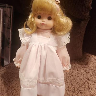 1989 Trom Emporium Porcelain Doll