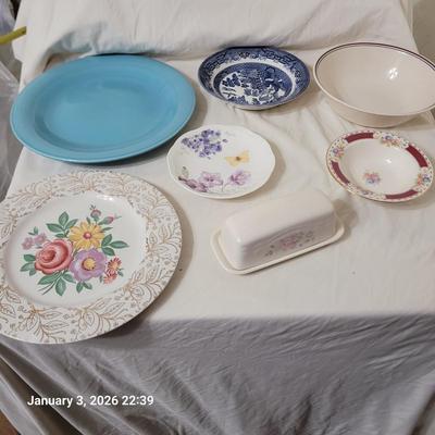 Sale Photo Thumbnail #176: Pealtzgtaff butter dish, Atlas 22 k gold leaf plate, corelle bowl, churchhill bowl etc, see photos, no cracks or chips