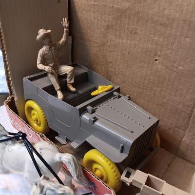 ROY ROGERS FIX-IT CHUCK WAGON AND JEEP TOY BY IDEAL IN GREAT SHAPE!