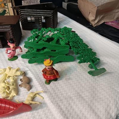 1962 YOGI BEAR JELLYSTONE NATIONAL PARK PLAYSET BY MARX