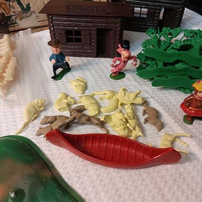 1962 YOGI BEAR JELLYSTONE NATIONAL PARK PLAYSET BY MARX