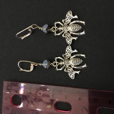 Cute bee earrings Silver toned